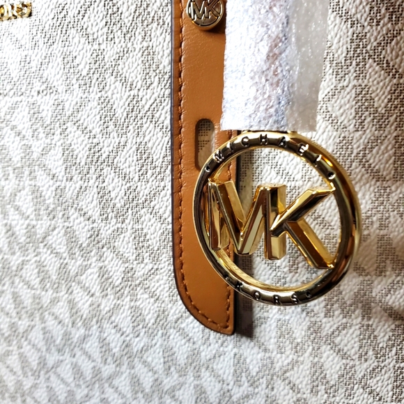 Michael Kors Vanilla Monogram - Picture 3 of 9